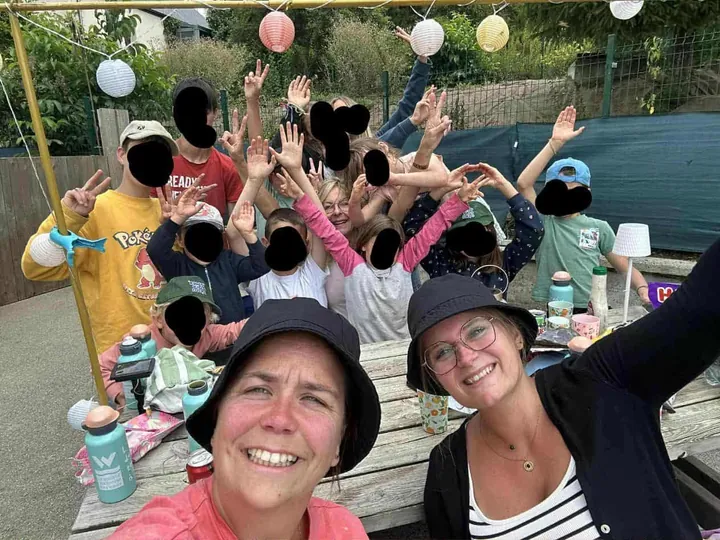 Eine Kindergruppe zu Besuch auf dem Hof