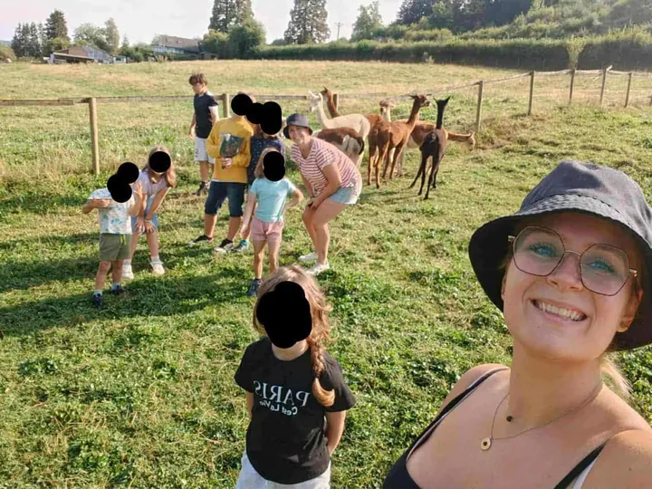 Spaziergang auf der Weide mit den Alpakas
